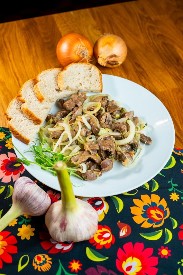 Żołądki z cebulą i pieczywem